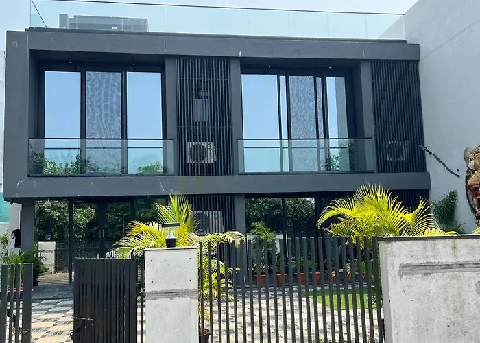 Stayhaven Starmount 4Bhk & Pool Mumbai